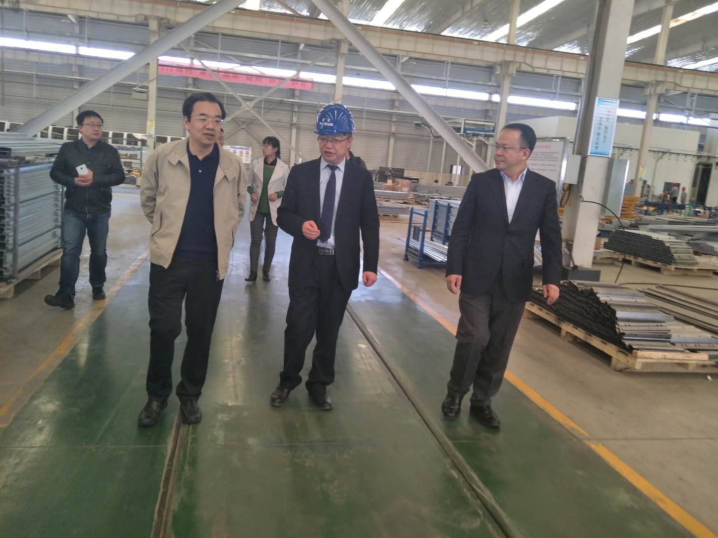 財政部駐甘專員辦事處黨組書記楊瑞金，蘭州市副市長牛向東一行參觀考察蘭州新區(qū)亞太伊士頓電梯廠