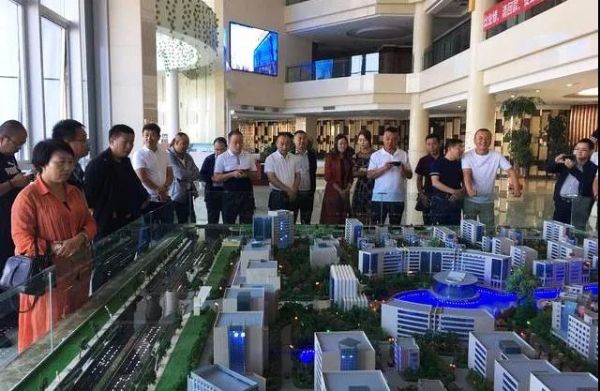 甘肅省五縣區(qū)工商聯會員企業(yè)家參觀考察新區(qū)“亞太三廠”及“亞太世貿廣場”項目
